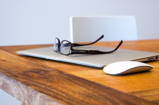 apple-desk-office-technology